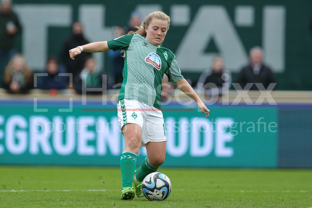 Fussball, Google Pixel Frauen-Bundesliga, SV Werder Bremen - 1. FC Nürnberg | v.li.: Ricarda Walkling (SV Werder Bremen, 13) am Ball, Freisteller, Einzelbild, Ganzkörper, Aktion, Action, Spielszene, DIE DFB-RICHTLINIEN UNTERSAGEN JEGLICHE NUTZUNG VON FOTOS ALS SEQUENZBILDER UND/ODER VIDEOÄHNLICHE FOTOSTRECKEN. DFB REGULATIONS PROHIBIT ANY USE OF PHOTOGRAPHS AS IMAGE SEQUENCES AND/OR QUASI-VIDEO.