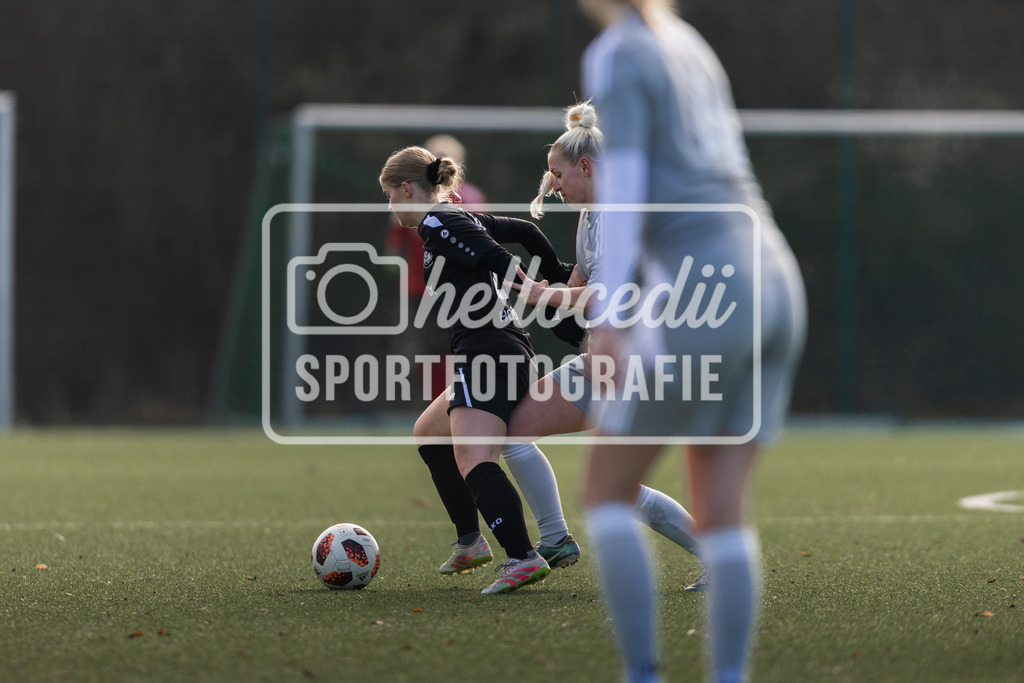 Fußball I Frauen I Saison 2025-2026 I Testspiel I DjK Wacker Mecklenbeck - BW Hollage I 08.02.2026-084 | Eva Holtmeyer (24, Wacker Mecklenbeck) Alicia Mester (19, BW Hollage) - Realisiert mit Pictrs.com