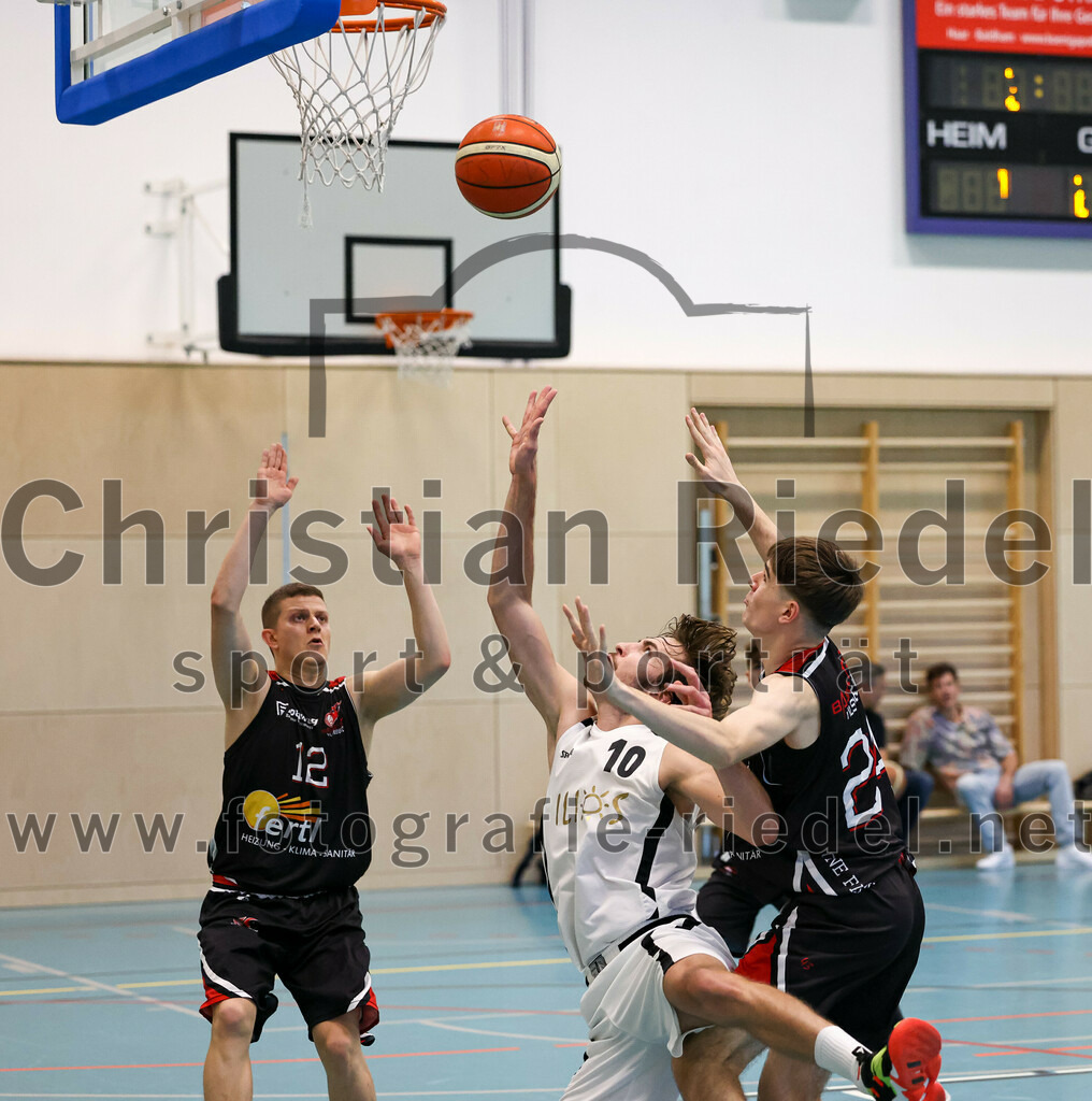 2022-10-16_083_TSV_Vaterstetten_gegen_Baskets_Vilsbiburg_2 | Vaterstetten, Deutschland, 16.10.2022:
Basketball, Bayernliga Herren Südost 2022 / 2023, 1. Spieltag, TSV Vaterstetten gegen Baskets Vilsbiburg 2, Endergebnis: 83:64

T. Berger (Baskets Vilsbiburg, #12), Finn Liebig (TSV Vaterstetten, #10), D. Biczo (Baskets Vilsbiburg, #24)

Foto: Christian Riedel / fotografie-riedel.net