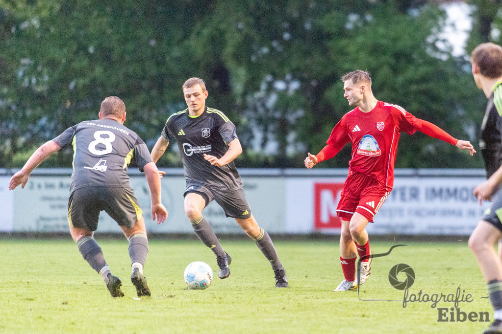 SV Eintracht Wiefelstede-TSV Abbehausen | Bezirksliga Herren; SV Eintracht Wiefelstede (rot)-TSV Abbehausen (grau) am 13.05.2026 in Wiefelstede (Sportanlage), Photo: Philip Eiben 2026 - Realisiert mit Pictrs.com