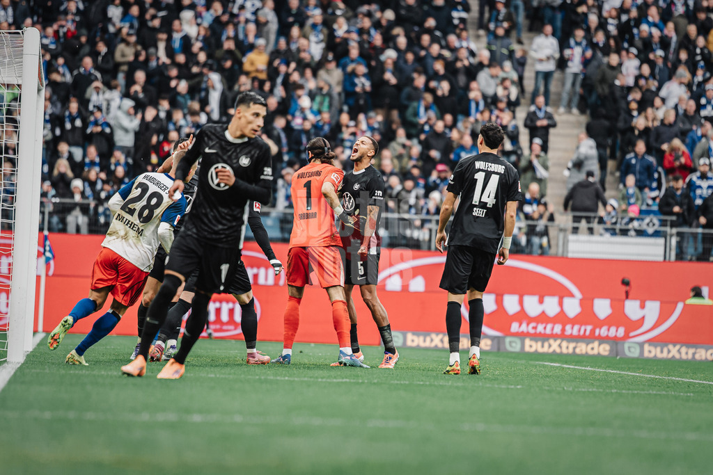 Fußball | Männer | Saison 2025/2026 | 1. Fußball-Bundesliga | 8. Spieltag | Hamburger SV vs. VfL Wolfsburg | 25.10.2025 | v.l. Kamil Grabara (#1, VfL Wolfsburg) hält einen Elfmeter und wird umjubelt von Vinicius de Souza Costa (#5, VfL Wolfsburg)