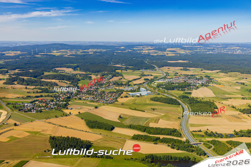 Luftaufnahme der Stadt Höchstädt im Fichtelgebirge - Die Luftaufnahme wurde 2025 vom UL-Flugzeug heraus erstellt ( keine Drohne ) - Hochauflösende Luftaufnahme - für professionelle Ausdrucke geeignet. Die Geschenkidee !Mit Lizenz und Bildrechte bestellbar