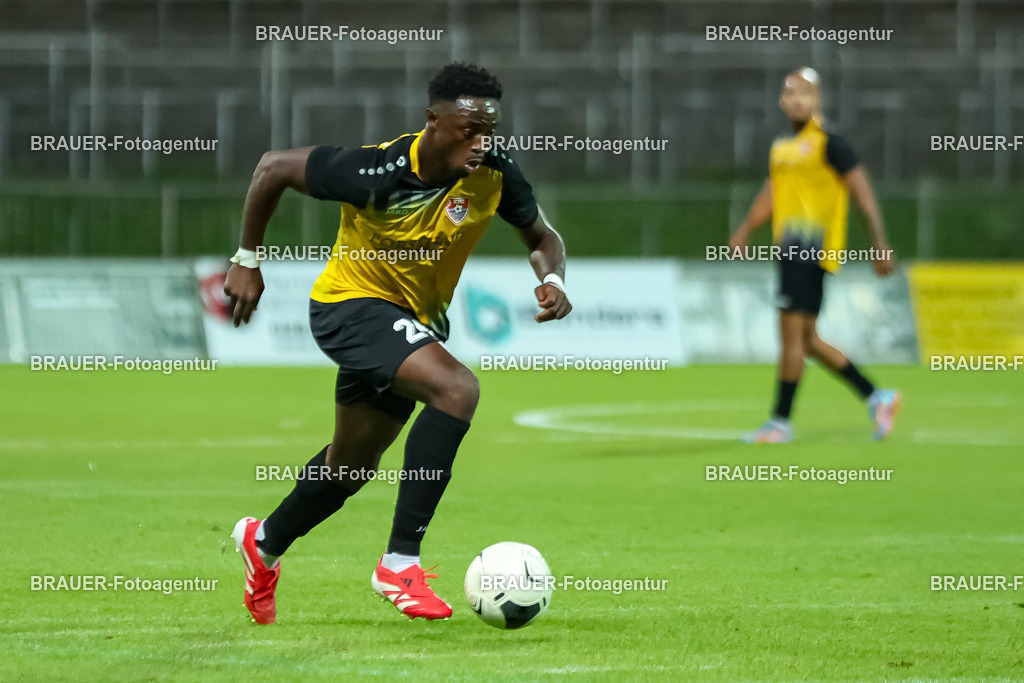 SB_KFCBAU_20250815_6104.JPG -  - KFC Uerdingen - SF Baumberg - Oberliga Niederrhein | Krefeld, Deutschland, 15.08.25: Kingsley Helmut Marcinek (KFC Uerdingen) in Aktion, am Ball, Einzelaktion während des Oberliga Niederrhein Spiels zwischen KFC Uerdingen - SF Baumberg in der Grotenburg Stadion am 15. August 2025 in Krefeld, Deutschland. (Foto von Stefan Brauer/Brauer-Fotoagentur)
