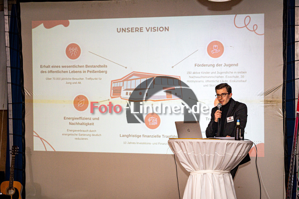 Benefizabend zur Rettung der Eishalle Peißenberg | Benefizabend Eishalle, Benefizabend zur Rettung der Eishalle Peißenberg, 20250123,Magnus Berchtold stellt das neue Stadion Konzept vor,2025-01-23 in Peißenberg (Pfarrheim St. Barbara)Magnus BerchtoldCopyright: WolfgangxLindner foto-lindner.de