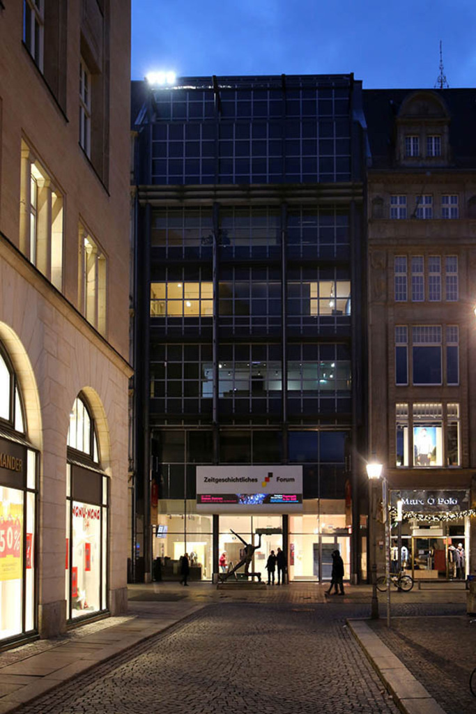 Foto: Leipzig - Der Jahrhundertschritt | Das Team hinter BILDLEXIKON LEIPZIG bündelt historische wie aktuelle Informationen über die Stadt Leipzig in Text und Bild auf einer Plattform und stellt diese der interessierten Öffentlichkeit zur Verfügung.