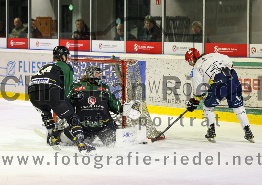 2023-01-06_084_TSV_Erding_gegen_ERV_Schweinfurt | Erding, Deutschland, 06.01.2023:
Eishockey, Bayernliga 2022 / 2023, 26. Spieltag, TSV Erding gegen ERV Schweinfurt, Endergebnis: 7:3

Bastian Cramer (Erding Gladiators, #34), Torwart Christoph Schedlbauer (Erding Gladiators, #31), Leon Hartl (ERV Schweinfurt, #55)

Foto: Christian Riedel / fotografie-riedel.net