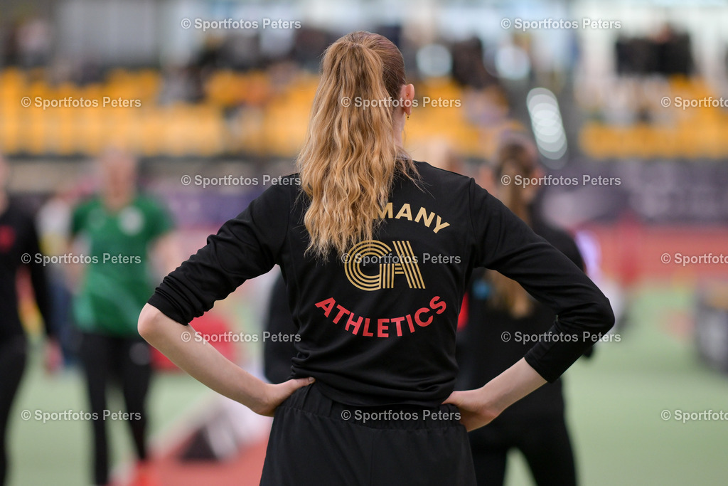 DM Halle 2026_Samstag-13 | 28.02.2026, xkaix, Leichtathletik Deutsche Meisterschaften Halle 2026,  v.l. Imke Onnen (Cologne Athletics) im Pullover von Germany Athletics - Realized with Pictrs.com