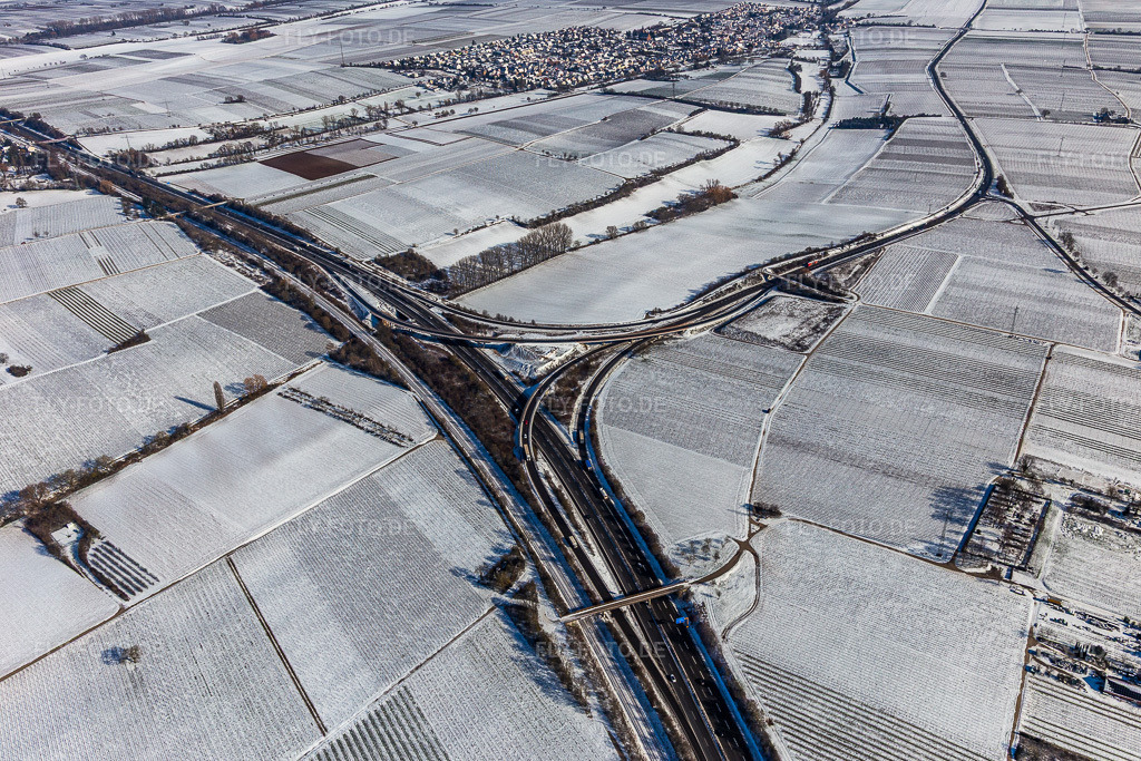 Luftbild: Winterluftbild im Schnee Autobahnausfahrt Landau Nord im Ortsteil Dammheim in Landau im Bundesland Rheinland-Pfalz in Deutschland. Foto: IMG_124699.jpg vom 11.02.2021 durch Werner Riehm/FLY-FOTO.de
