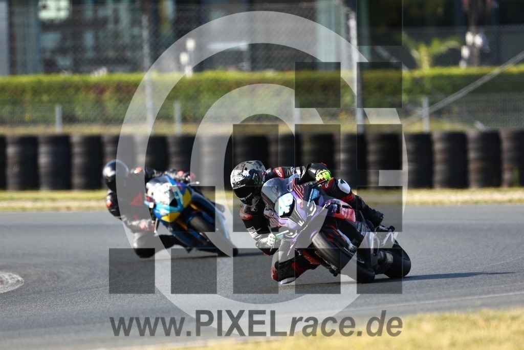 0218-20240720_00303 | Schöne Erinnerungen an spannende Momente - das festzuhalten ist unser Job. PIXELrace.de ist seit 2003 auf den Rennstrecken Europas unterwegs um die Action draußen beim Fahren und die wunderbare Stimmung imm Fahrerlager für euch einzufangen.