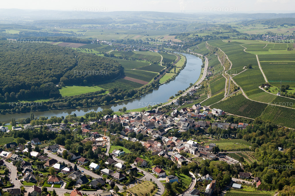 Vue aérienne: Vue de la ville à Wormeldange dans le département Greiwemacher, Luxembourg. Photo: IMG_33687.jpg prise le 11/09/2010 par Werner Riehm/FLY-FOTO.eu – Résolution de l'original: 4752 x 3168 px