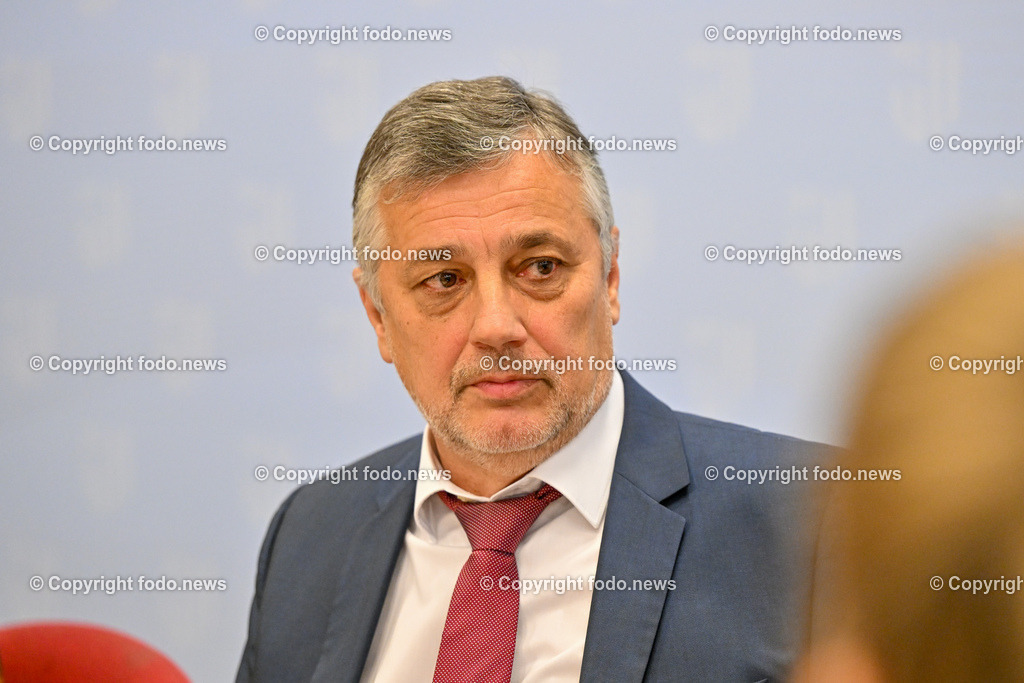 Pressekonferenz mit LH-StvIn Christine Haberlander (VP)_ Zukunft gestalten. Lehrer-in werden_ 15.11.2023-14 | 15.11.2023, Presseclub Linz, AUT, Pressekonferenz mit LH-StvIn Christine Haberlander (VP), Zukunft gestalten. Lehrer/in werden. Wir werben um Dich, Kampagnen-Praesentation des Landes Oberoesterreich und der Bildungsdirektion im Bild Alfred Klampfer (Bildungsdirektor OÖ)