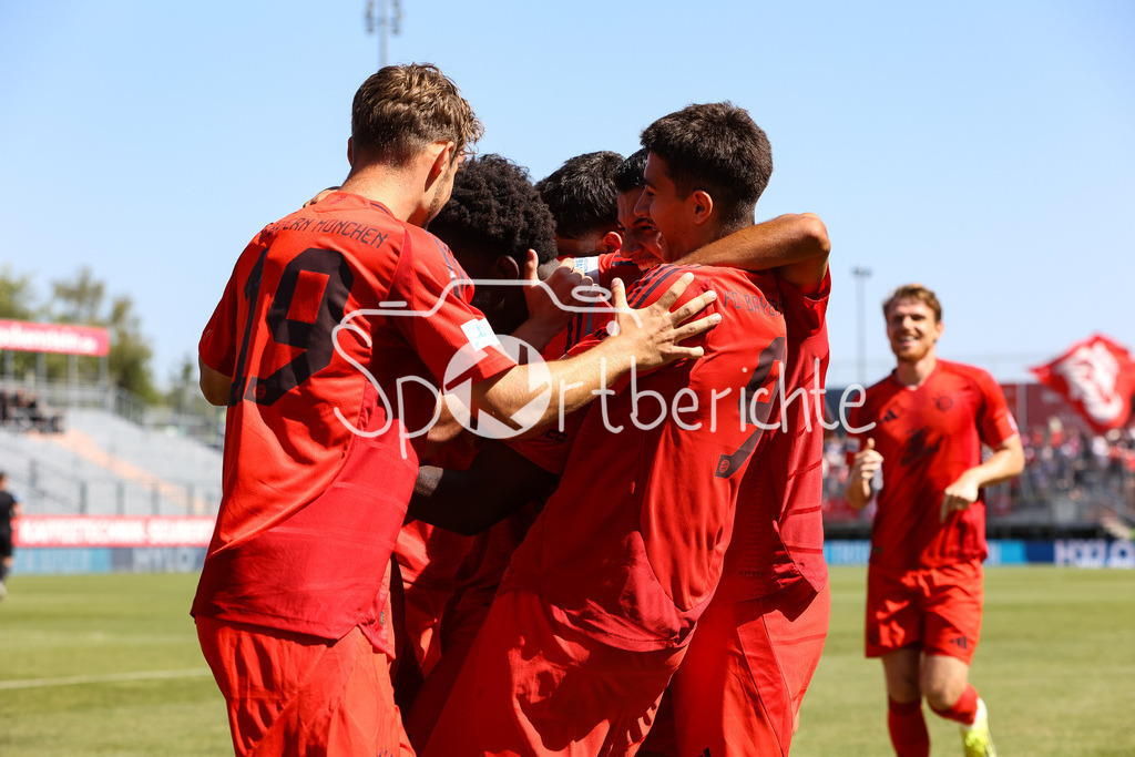 FC Würzburger Kickers - FC Bayern Amateure | jubel nach dem Treffer zum 0-1 durch Nestory IRANKUNDA (FC Bayern München II #7) / Tor / Freude / Happy / Torschuetze / Flick Flack / Salto / Regionalliga Bayern: FC Würzburger Kickers - FC Bayern München II, AKON Arena am 24.08.2024