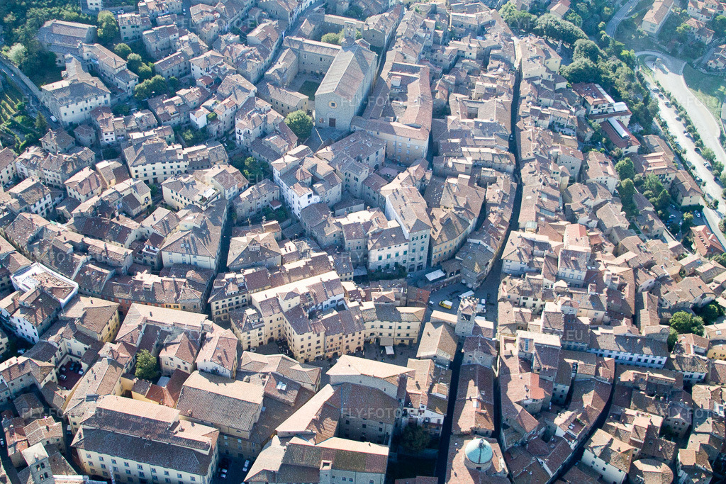 Vue aérienne: Vue de la ville à Cortona dans le département Arezzo, Italie. Photo: IMG_43792.jpg prise le 29/07/2011 par Werner Riehm/FLY-FOTO.eu – Résolution de l'original: 4272 x 2848 px
