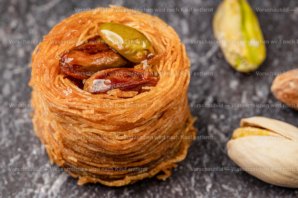 Engelshaar Gebäck mit Pistatien | Engelshaar Gebäck mit Pistatien, dekosiert mit Pistazien. - Realisiert mit Pictrs.com