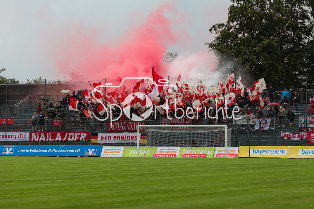 SV Wacker Burghausen - FC Bayern Amateure | Die mitgereisten Fans aus Muenchen feuern ihr Team an / Choreo / Pyrotechnik / Pyro / Ultras /