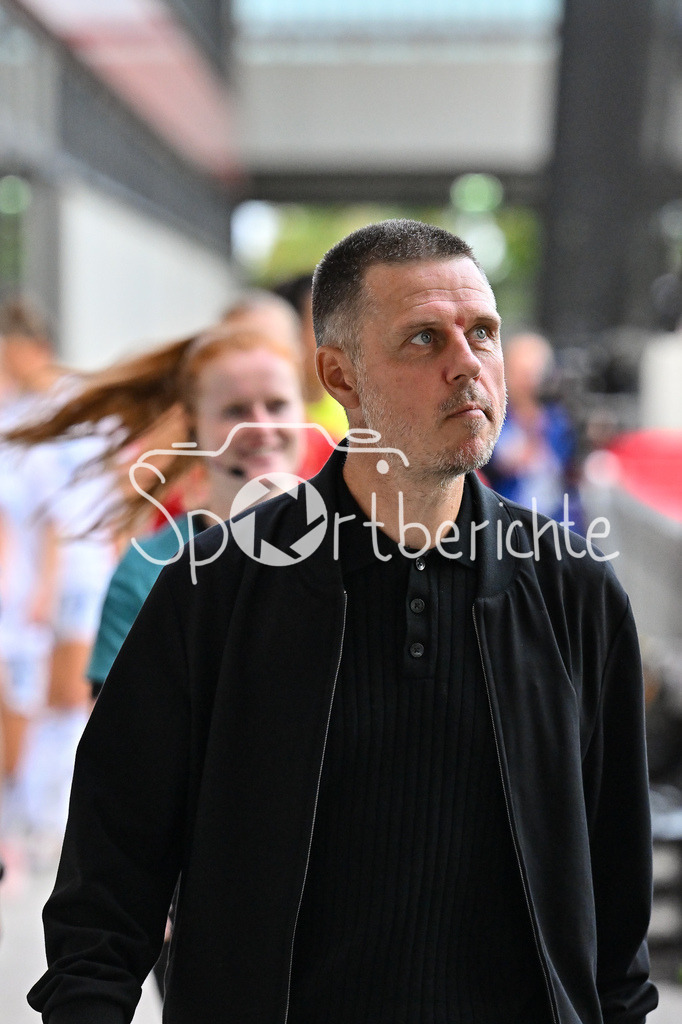 FC Bayern München Frauen - TSG 1899 Hoffenheim Frauen | im Bild Alexander STRAUS - Trainer der FC Bayern Frauen in Aktion / Freisteller / Einzeltoto / Google Pixel Frauen Bundesliga: FC Bayern München - TSG Hoffenheim, FC Bayern Campus am 23.09.2024