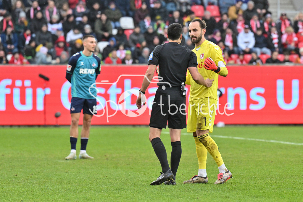 SSV Jahn Regensburg - 1. FC Köln | schiedsrichterr Konrad OLDHAFER erklaert Felix GEBHARDT (SSV Jahn Regensburg 1) die Elfmeterentscheidung / 2. Bundesliga: SSV Jahn Regensburg - 1. FC Koen, Jahnstadion am 08.12.2024