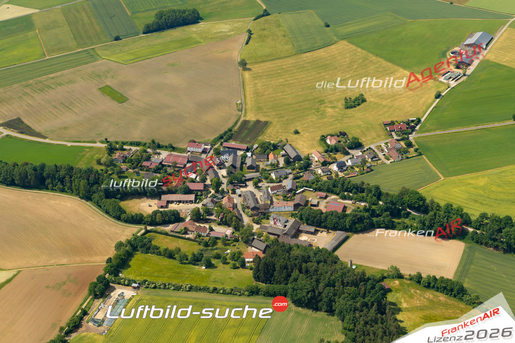 Das Luftbild zeigt : Berndorf Kemnath - Die Luftaufnahme wurde 2023 vom UL-Flugzeug aus erstellt ( keine Drohne ) - Hochauflösende Luftaufnahme - Für grossformatige Ausdrucke geeignet. Die Geschenkidee !Mit Lizenz und Bildrechte bestellbar