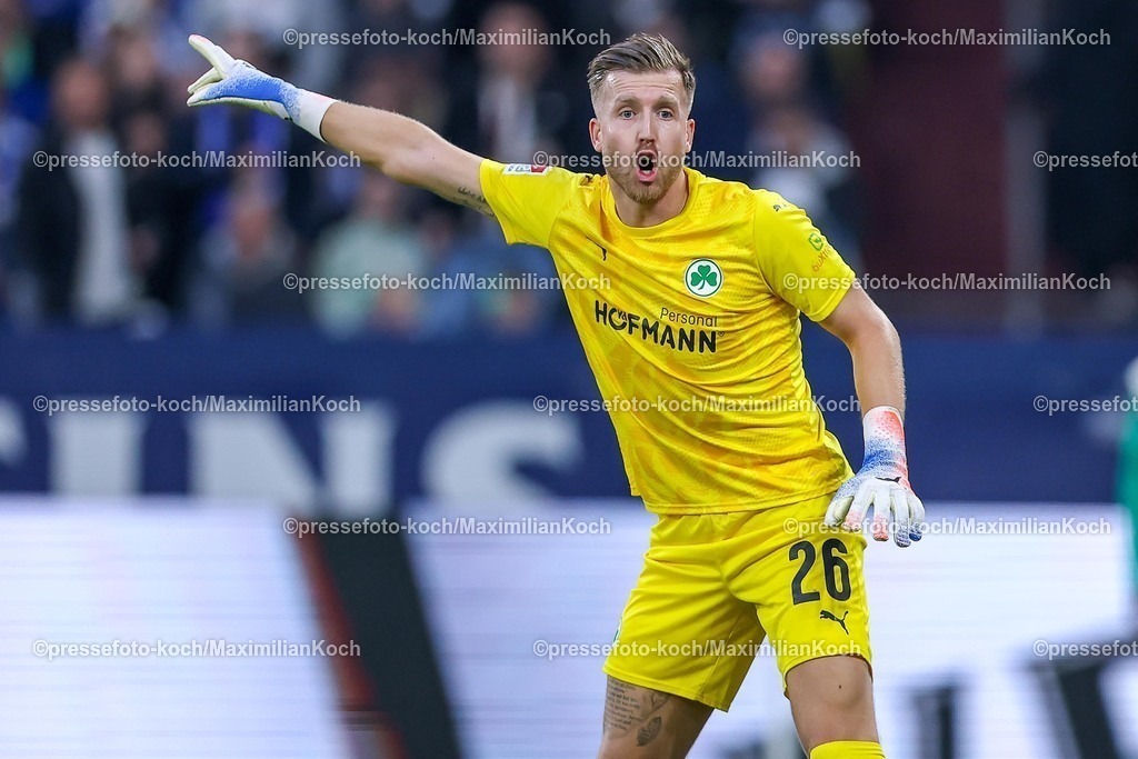 S0426092501101 | 25.09.2025, Fußball, FC Schalke 04 - SpVgg Greuther Fürth, 7.Spieltag, 2. Fußball Bundesliga, Veltins-Arena Gelsenkirchen, Saison 2025 2026: Torwart Pelle Boevink&nbsp;(Greuther Fürth #26) gestikulierend DFB regulations prohibit any use of photographs as image sequences and or quasi-video.