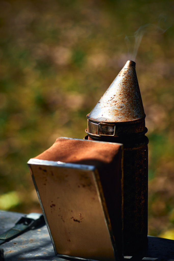 Smoker zur Beruhigung der Bienen im Einsatz | Bisamberg, Austria - March 30, 2021; Bio-Imkerei Biene Joe; Smoker zur Beruhigung der Bienen im Einsatz. - Realisiert mit Pictrs.com