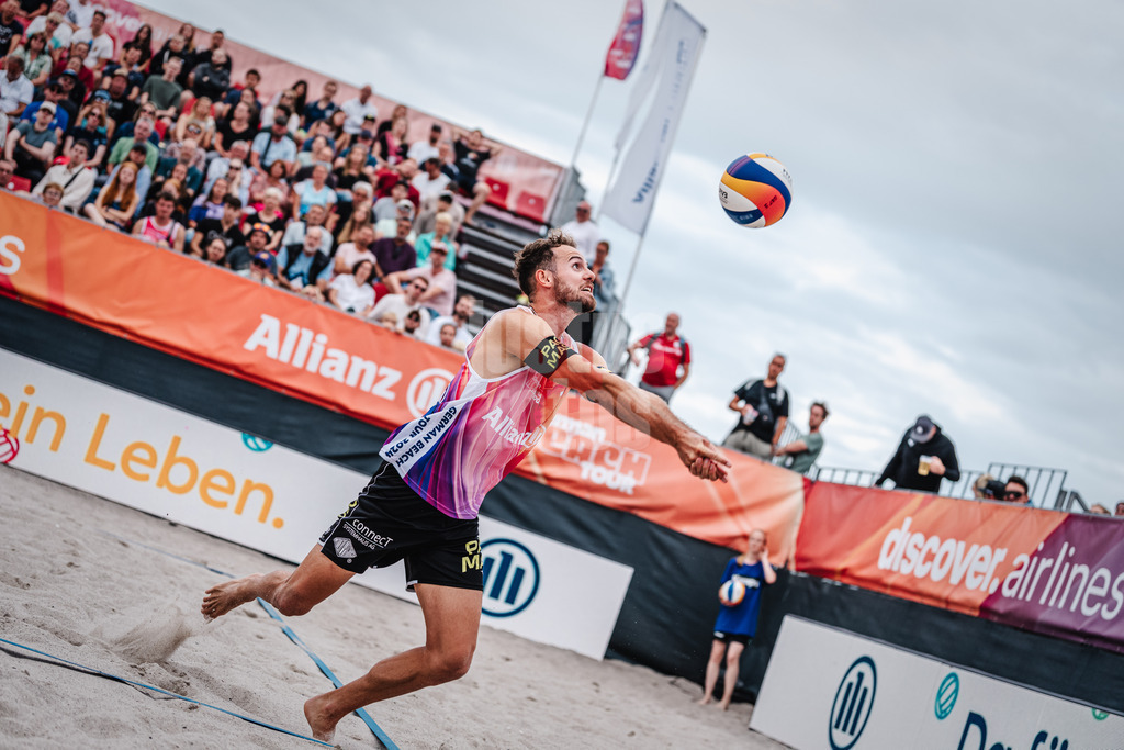 Beachvolleyball | Männer | Allianz German Beach Tour 2024 | Tourstop Kühlungsborn 2 | 17.08.2024 | Jonas Sagstetter spielt den Ball