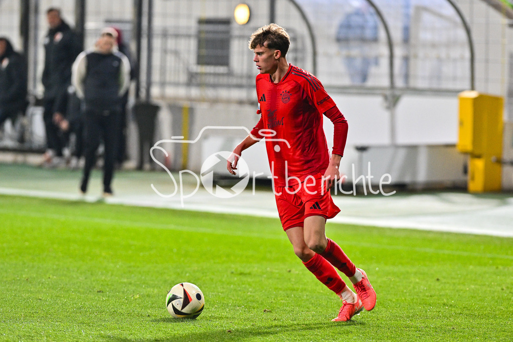 FC Bayern Amateure - FC Augsburg II | am Ball Jonathan Asp JENSEN (FC Bayern München II #11) / Einzelfoto / Freisteller / Regionalliga Bayern: FC Bayern Muenchen II - FC Augsburg II, Gruenwalder Stadion am 14.03.2025