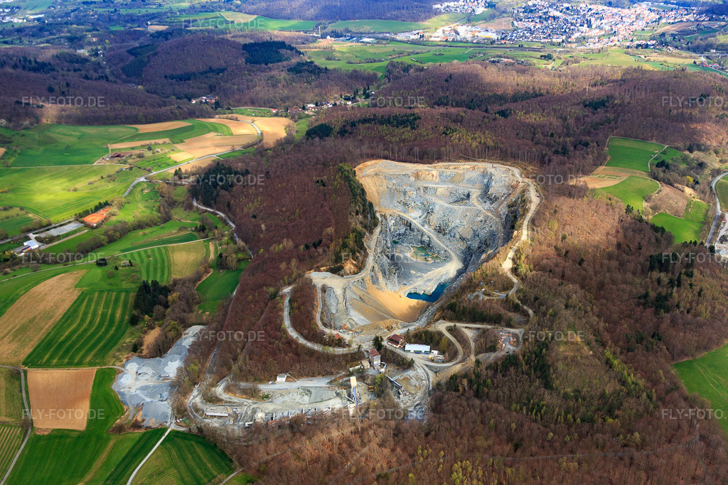 Luftbild: Steinbruch der Hartsteinwerke Thomas GmbH & Co. KG im Ortsteil Nieder-Beerbach in Mühltal im Bundesland Hessen in Deutschland. Foto: IMG_077229.jpg vom 12.04.2015 durch Werner Riehm/FLY-FOTO.deWWW.MHIGRUPPE.DE