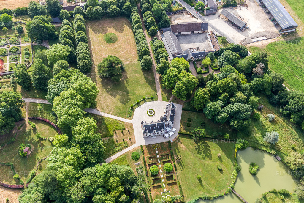 Vue aérienne: Parc du château du château Saint-Cyr-du-Gault à Saint-Cyr-du-Gault dans le département Loir et Cher, France. Photo: IMG_101181.jpg prise le 24/06/2017 par Werner Riehm/FLY-FOTO.euRésolution de l'original: 4346 x 2898 px