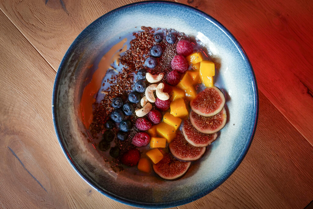 Café | Ludwigsburg - Vor drei Wochen hat in der Wilhelmsgalerie das Café Cup &amp; Bowl eröffnet. Im Bild: Bali Bowl mit u.a. blaue spirulina, Bananen, Ananas, Kokosmilch ud Pfirsich - Realisiert mit Pictrs.com