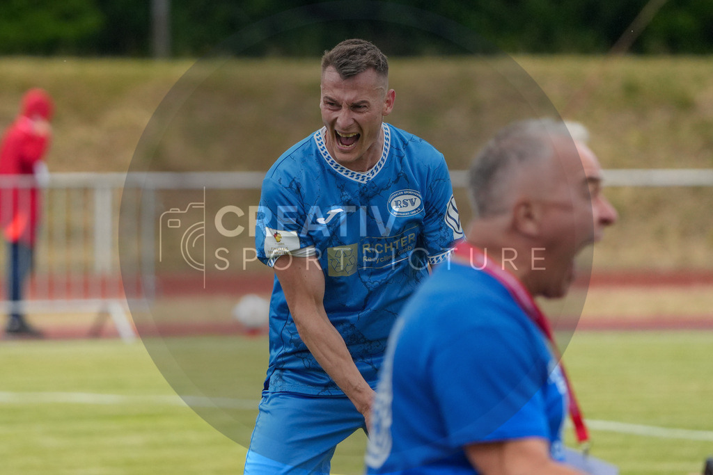 Fußball, Herren, Saison 2024/2025, Finaltag der Amateure 2025, Landespokal Brandenburg, Finale, VfB 1921 Krieschow vs. RSV Eintracht 1949, Samstag 24.05.2025, Volksparkstadion Neuruppin, | Fußball, Herren, Saison 2024/2025, Finaltag der Amateure 2025, Landespokal Brandenburg, Finale, VfB 1921 Krieschow vs. RSV Eintracht 1949, Samstag 24.05.2025, Volksparkstadion Neuruppin, Im Bild: Matthias Steinborn (RSV) jubelt unmittelbar nach Abpfiff über den Landespokalsieg. - Realisiert mit Pictrs.com