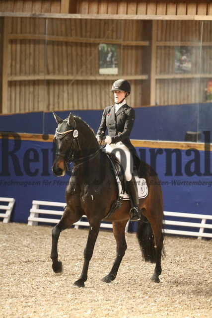 Turnier_Zeutern_2022_Prfg.Nr.02_Kurz-GrandPrix_Sandy Kühnle_Amaretto W (5) | Alle Fotos der Reiterjournal Fotografin Doris Matthaes im Reiterjournal Online-Fotoshop. - Realisiert mit Pictrs.com