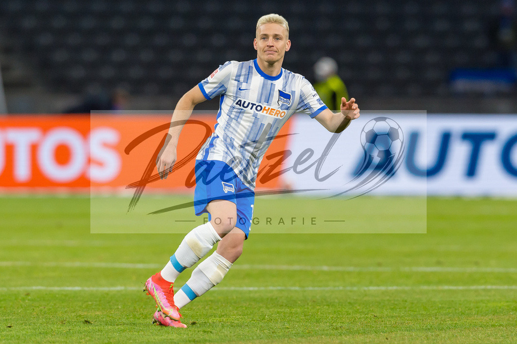 HERBOC20220204_215 | Fussball, Herren: Santiago Ascacibar (Hertha BSC) schaut bei dem Spiel der 1. Bundesliga zwischen Hertha BSC und VfL Bochum im Olypiastadion am 04.02.2022 in Berlin, Deutschland.DFB / DFL REGULATIONS PROHIBIT ANY USE OF PHOTOGRAPHS AS IMAGE SEQUENCES AND/OR QUASI-VIDEO. - Realisiert mit Pictrs.com