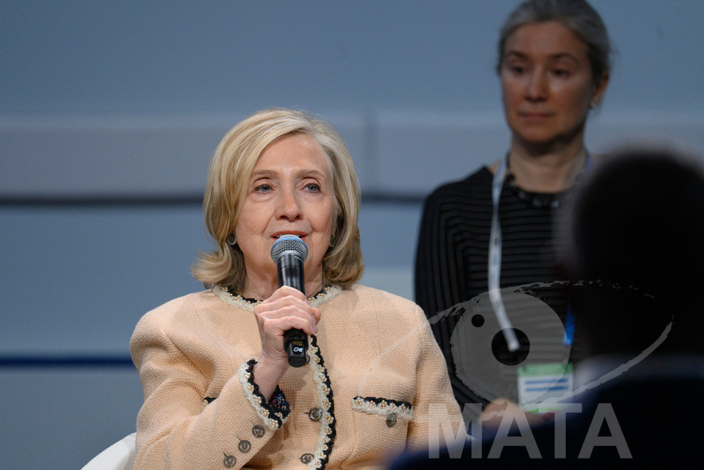 _DWA0174 | Die US-Politikerin Hillary Clinton auf der Veranstaltung Girls Just Want to Have Fundamental Rights: Fighting the Global Pushback im Rahmen der Münchner Sicherheitskonferenz 2026. München, 14.02.2026 Bayern Deutschland - Realized with Pictrs.com