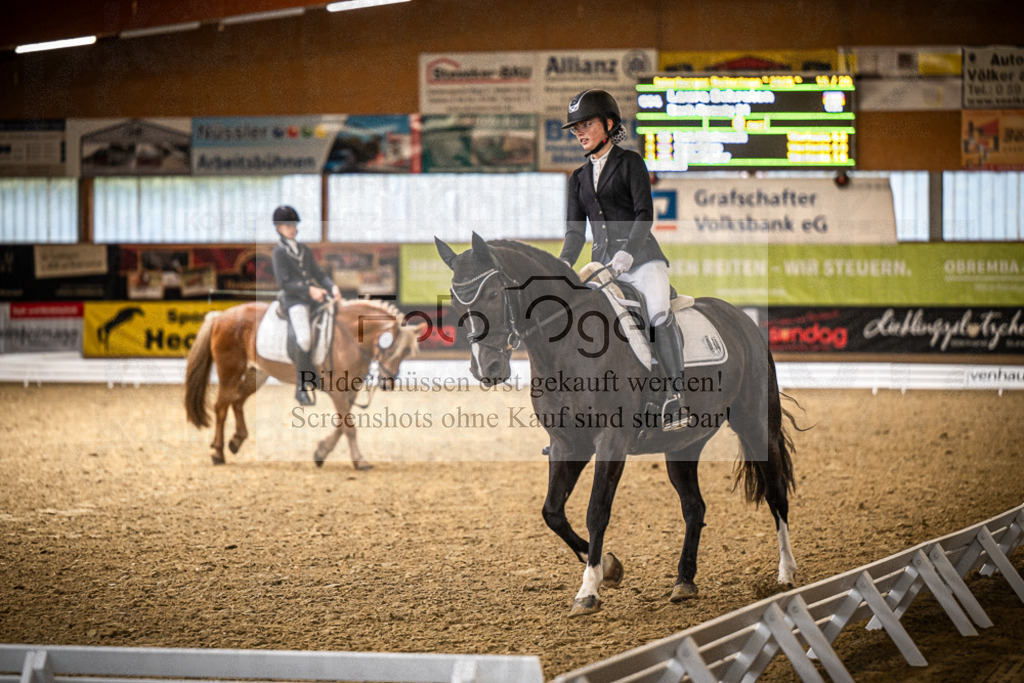 DOS_1894 | Entdecke hochwertige Reitturnierfotos von Foto Oger. Professionell, emotional und authentisch – jetzt Lieblingsmomente im Shop bestellen.Deutschlandweite Turnierfotografie. - Realisiert mit Pictrs.com