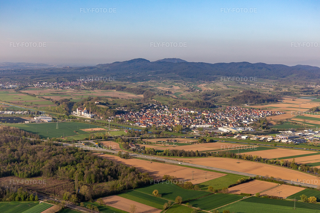 Luftbild: Ortsansicht der Straßen und Häuser der Wohngebiete in Riegel am Kaiserstuhl im Bundesland Baden-Württemberg in Deutschland. Foto: IMG_126667.jpg vom 25.04.2021 durch Werner Riehm/FLY-FOTO.de