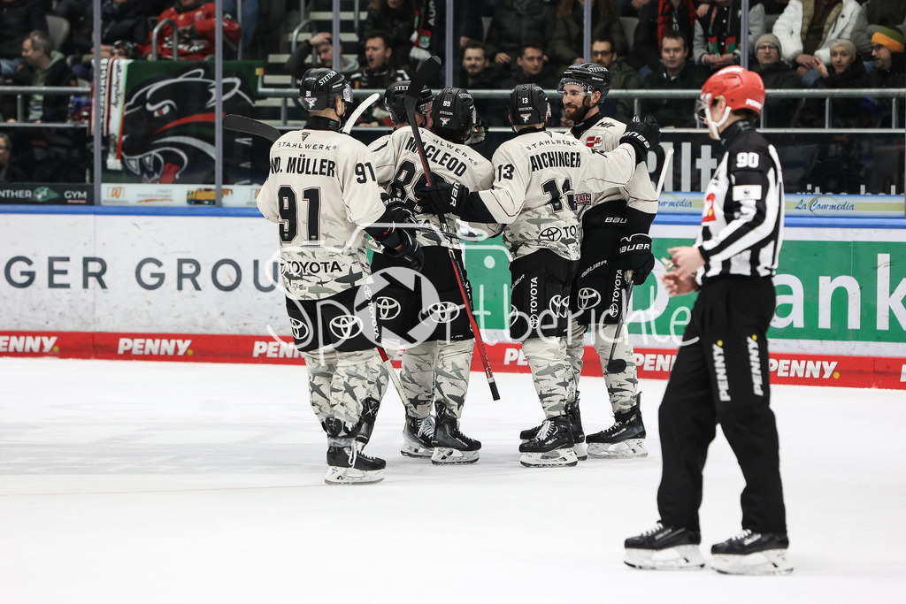 Augsburger Panther - Kölner Haie | Wieder jubeln die Gaeste / Diesmal nach dem Treffer zum 0-4 durch Gregor MacLEOD (KEC #89) / Tor / Jubel / Freude / Torschuetze