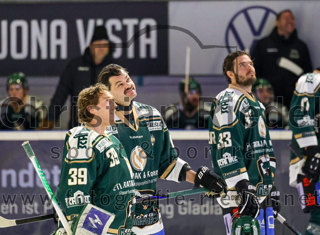2025-12-05_044_TSV_Erding_gegen_Stuttgart_Rebels | Erding, Deutschland, 05.12.2025:Eishockey, Oberliga Süd 2025 / 2026, 23. Spieltag, TSV Erding gegen Stuttgart Rebels, Endergebnis: 5:6Torwart Leon Meder (Erding Gladiators, #39), Marco Pfleger (Erding Gladiators, #47), Marc Schmidpeter (Erding Gladiators, #33)Foto: Christian Riedel / fotografie-riedel.net