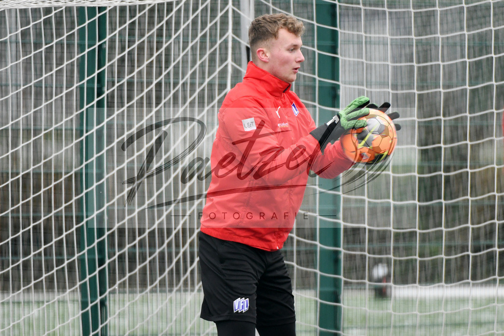 20200226_TRAOSN_0008 | Fussball, Herren: Torhueter Tom Planitz (VfL Osnabrueck U19) haelt einen Ball, mit einer Parade waehrend der Trainingseinheit des VfL Osnabrueck im Sportpark Illoshoehe am 26.02.2020 in Osnabrueck, Deutschland. - Realisiert mit Pictrs.com