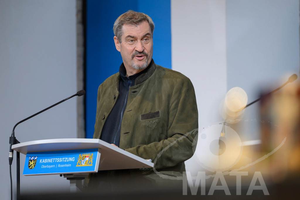 _DW04897 | Bayerns Ministerpräsident Markus Söder (CSU) bei einer Pressekonferenz im Lokschuppen. Rosenheim, 02.12.2025 Bayern Deutschland - Realisiert mit Pictrs.com