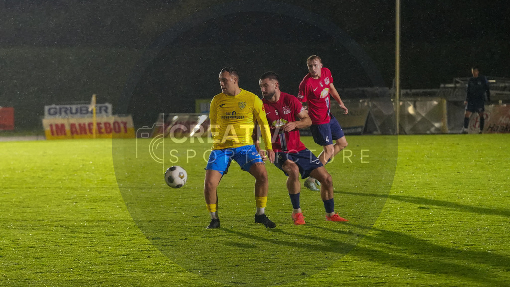 Fußball, Herren, Saison 2025/2026, Regionalliga Nordost, 12. Spieltag, FC Eilenburg vs. FSV 63 Luckenwalde, Freitag 17.10.2025, Ilburgstadion Eilenburg, | Fußball, Herren, Saison 2025/2026, Regionalliga Nordost, 12. Spieltag, FC Eilenburg vs. FSV 63 Luckenwalde, Freitag 17.10.2025, Ilburgstadion Eilenburg, Im Bild: Lucas Will (l. Luckenwalde) und Adrian Jarosch (r. Eilenburg) - Realisiert mit Pictrs.com