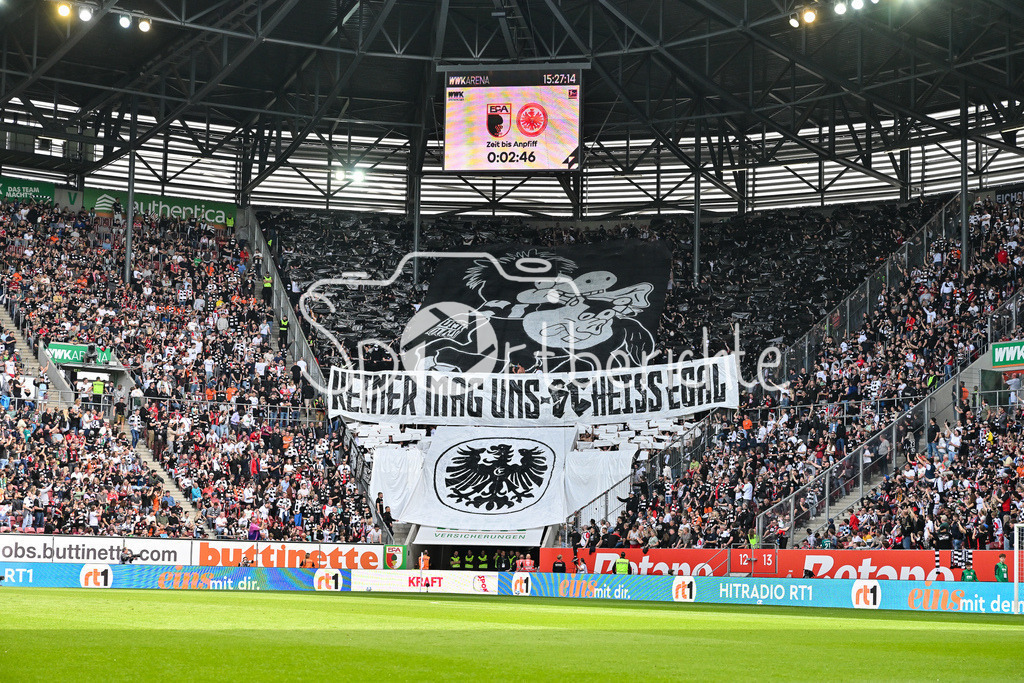 FC Augsburg - SG Eintracht Frankfurt | Die Fans der Eintracht haben zu Beginn der Partie eine Choreo vorbereitet / Utlras / Bundesliga: FC Augsburg - Eintracht Frankfurt, WWK Arena am 20.04.2025