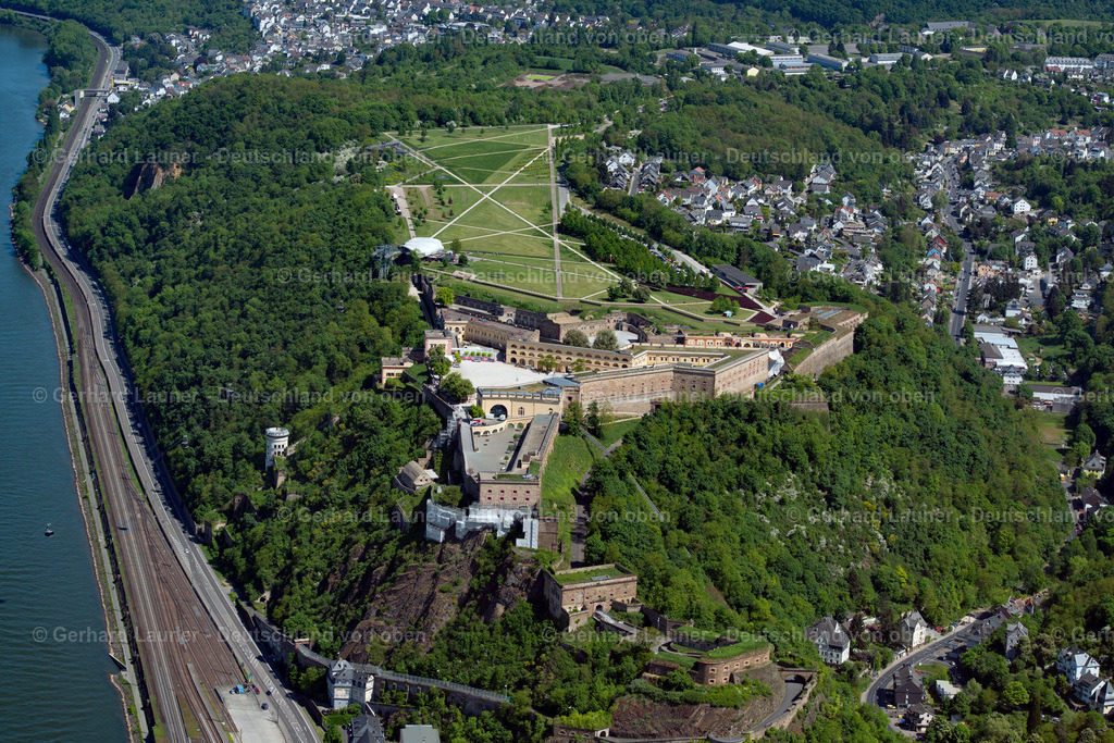 3800316 | Die Festung Ehrenbreitstein ist eine seit dem 16. Jahrhundert bestehende, ursprünglich kurtrierische, später preußische Befestigungsanlage gegenüber der Moselmündung in Koblenz