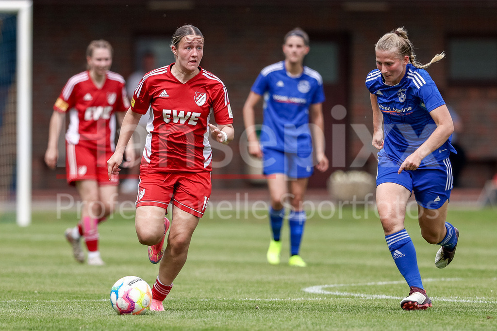 Fussball, Aufstiegsspiel Regionalliga Nord Frauen, SpVg Aurich - SSC Hagen Ahrensburg | v.li.: Lucy Minne (SpVg Aurich, 14) und Rieke Ehlers (SSC Hagen Ahrensburg, 30) im Zweikampf, Duell, Dynamik, Aktion, Action, Spielszene
