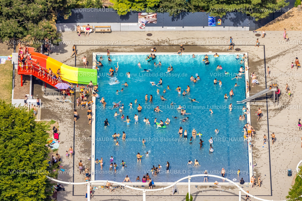 Oberhausen220800800 | Luftbild, Revierpark Vonderort, Vonderort Freibad, Schwimmbad und Badegäste, regenbogenfarbige Wasserrutsche, Osterfeld, Oberhausen, Ruhrgebiet, Nordrhein-Westfalen, Deutschland