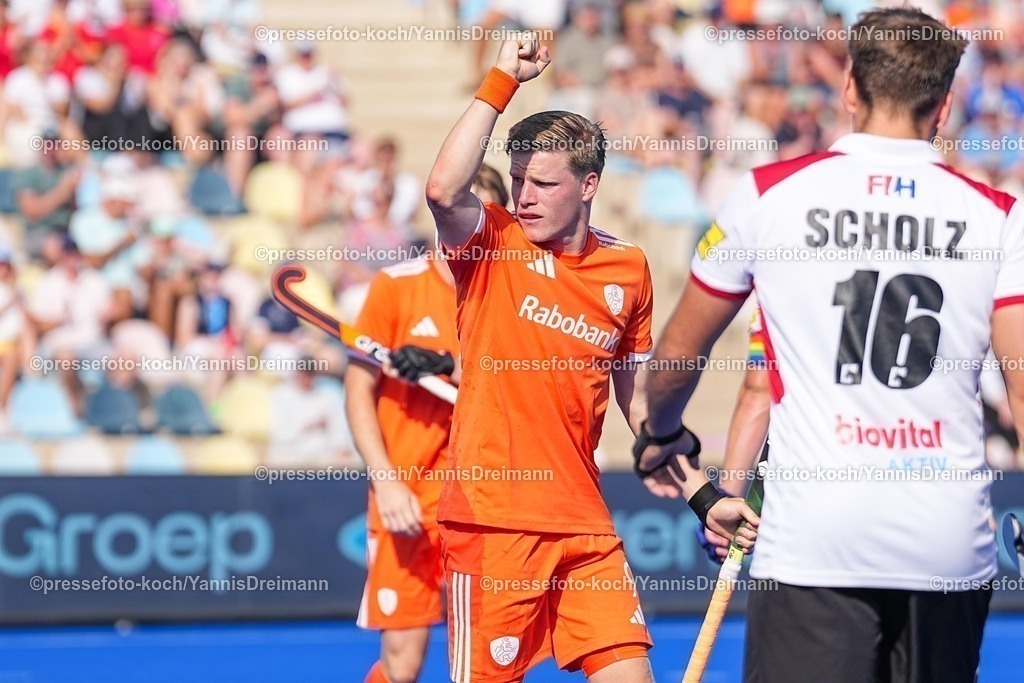 xydrx12082503011 | 12.08.2025, xydrx, Herren EuroHockey Championship 2025, Gruppenphase, Gruppe A, Niederlande - Österreich, Sparkassenpark Mönchengladbach: Torjubel nach dem Tor zum 1:0 für die Niederländische Feldhockey Nationalmannschaft durch Torschütze Koen Bijen (NED #9)