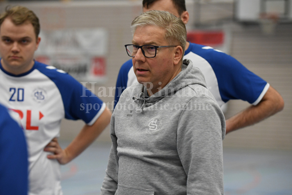 NI5_3733 | Kai-Uwe  Herrlich  (Trainer HC Deggendorf) - Realisiert mit Pictrs.com