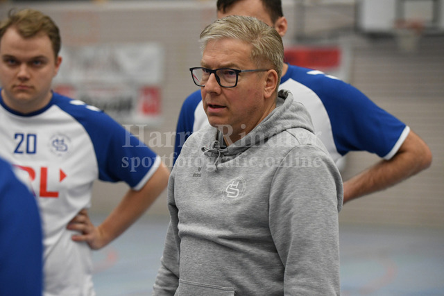 NI5_3733 | Kai-Uwe  Herrlich  (Trainer HC Deggendorf) - Realisiert mit Pictrs.com