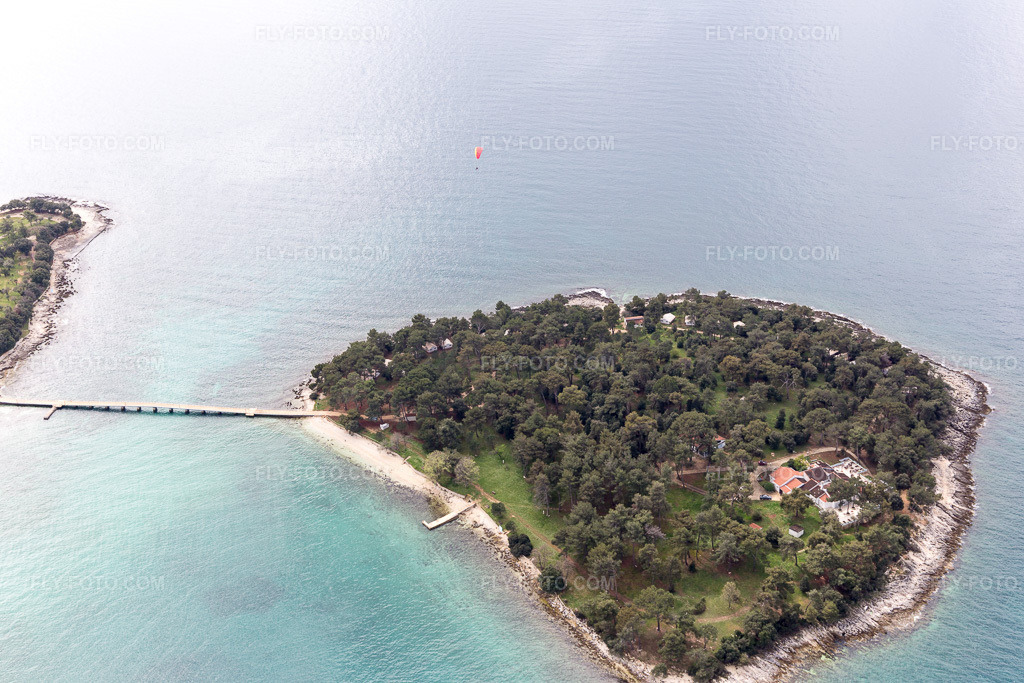 Aerial view: View of the town in Anita in the state Gespanschaft Istrien, Croatia. – Photo: IMG_105949.jpg taken on 04/13/2018 by Werner Riehm/FLY-FOTO.com – Resolution of the original: 5472 x 3648 px