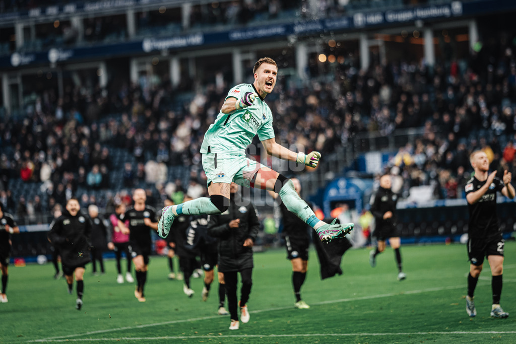 Fußball | Männer | Saison 2023/2024 | 2. Fußball-Bundesliga | 16. Spieltag | Hamburger SV vs. SC Paderborn 07 | 09.12.2023 | Pelle Boevink (#1, SC Paderborn 07) mit einem Sprung und Jubel nach dem Sieg