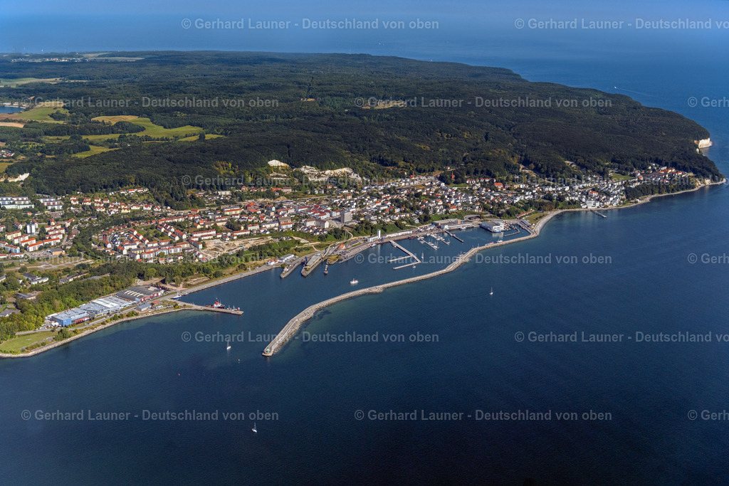 4061352 | SASSNITZ 08.09.2021 Hafenanlagen des Stadthafen Sassnitz an der Meeres- Küste der Ostsee in Sassnitz im Bundesland Mecklenburg-Vorpommern. // Port facilities on the seashore of the Baltic Sea in Sassnitz in the state Mecklenburg - Western Pomerania. Foto: Gerhard Launer